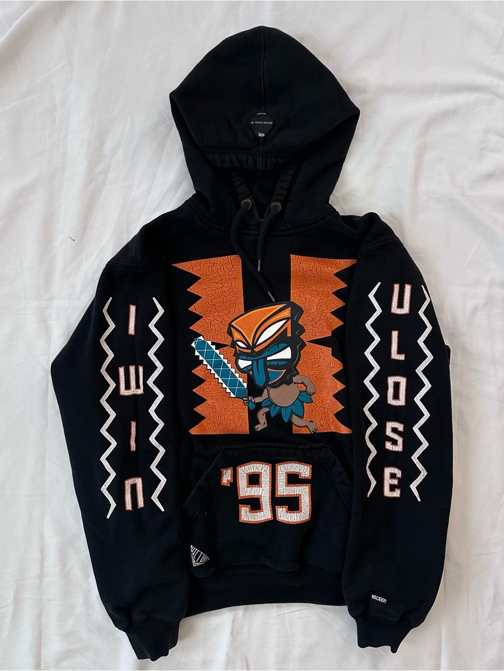 10.Deep Black Logo Patch Sweatshirt